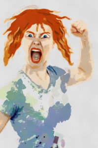 рассерженная рыжая женщина кричит и размахивает кулаком