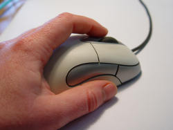 рука управляет компьютерной мышкой