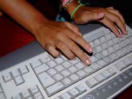 женские руки на клавиатуре