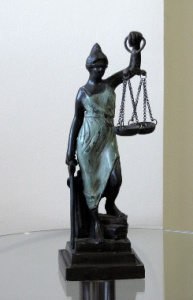 статуэтка символ закона с весами