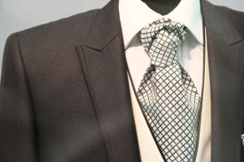 деловой пиджак с сорочкой и галстуком