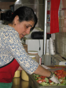 женщина-соцработник готовит обед для клиента
