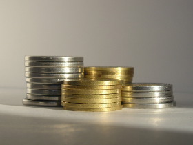 четыре столбика новых блестящих монет