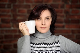 девушка пьет чай на работе