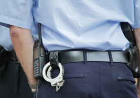 рация и наручники на поясе полицейского
