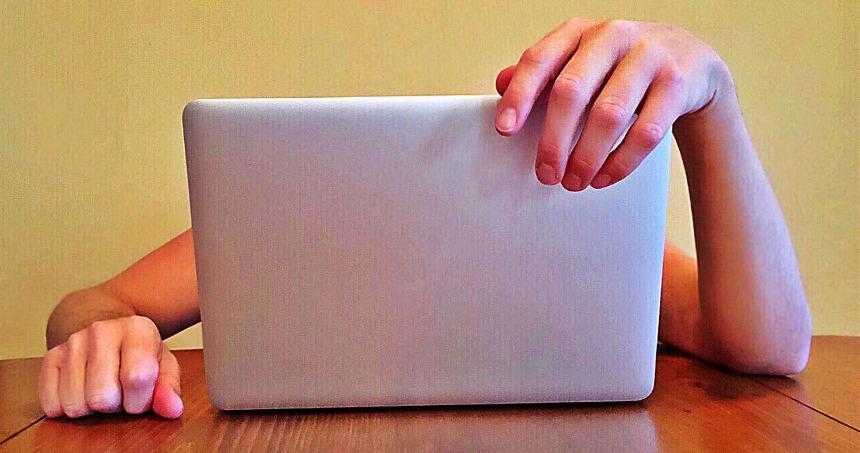лаптоп и женские руки